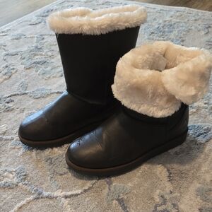 Airwalk Black Boots with Cream Faux Fur Lining
